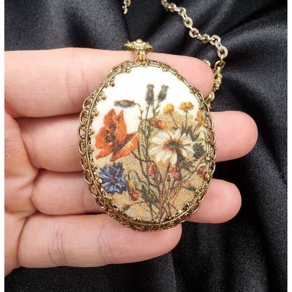Vintage WEST GERMANY Unsigned Gold-Tone Floral Pendant Necklace - Picture 5 of 6